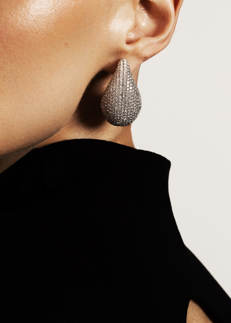 Les Classiques, Bulle earrings worn by a model, close up on the drop water shape earring