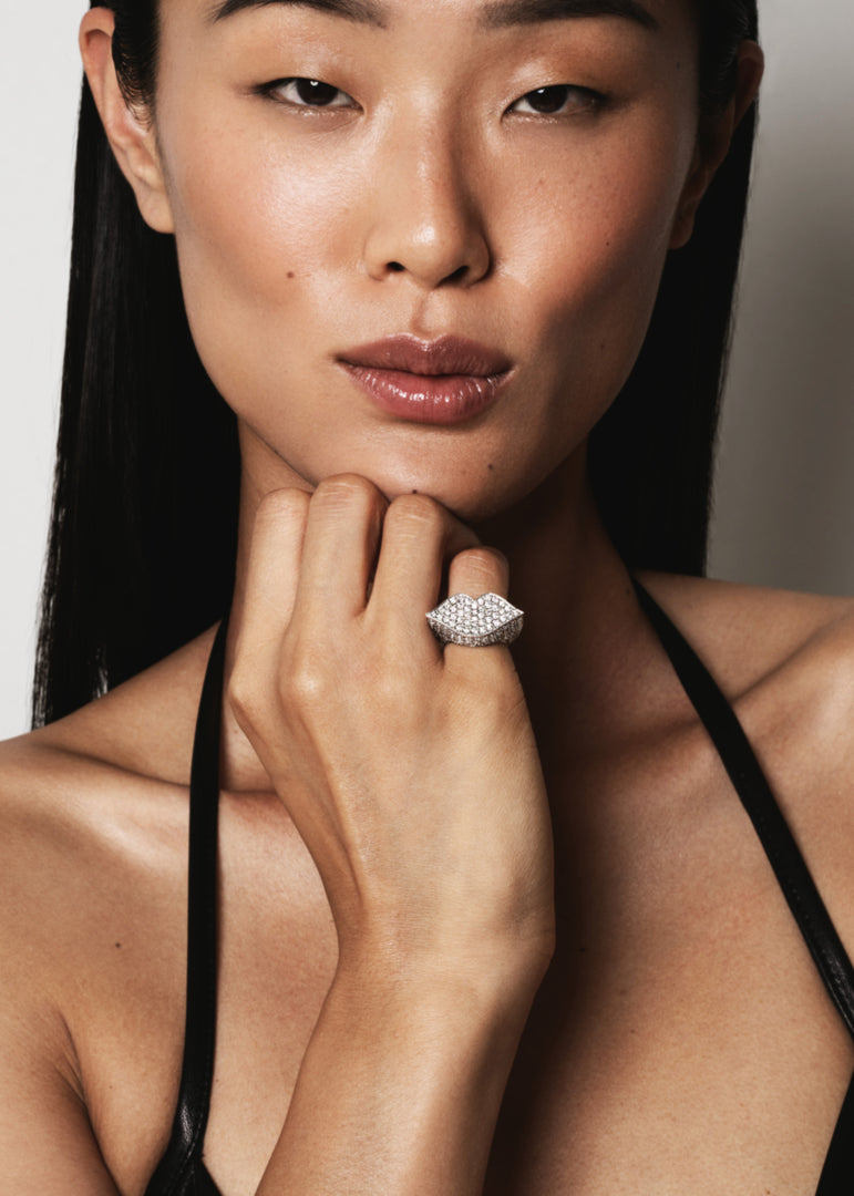 Model wearing Le Kiss Collection pinky ring in lab grown diamonds pavée in platinum by Victoire